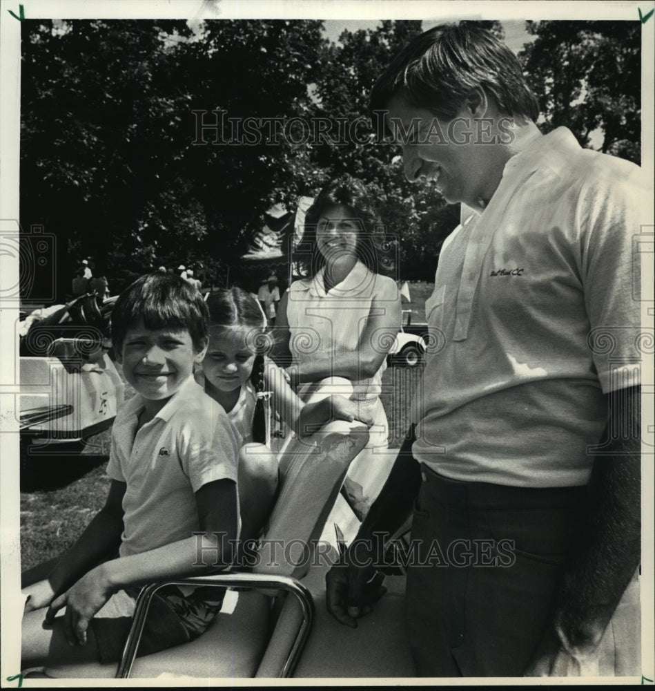 1986 Press Photo Wisconsin golfer Randy Warobick with wife, Karen and children- Historic Images