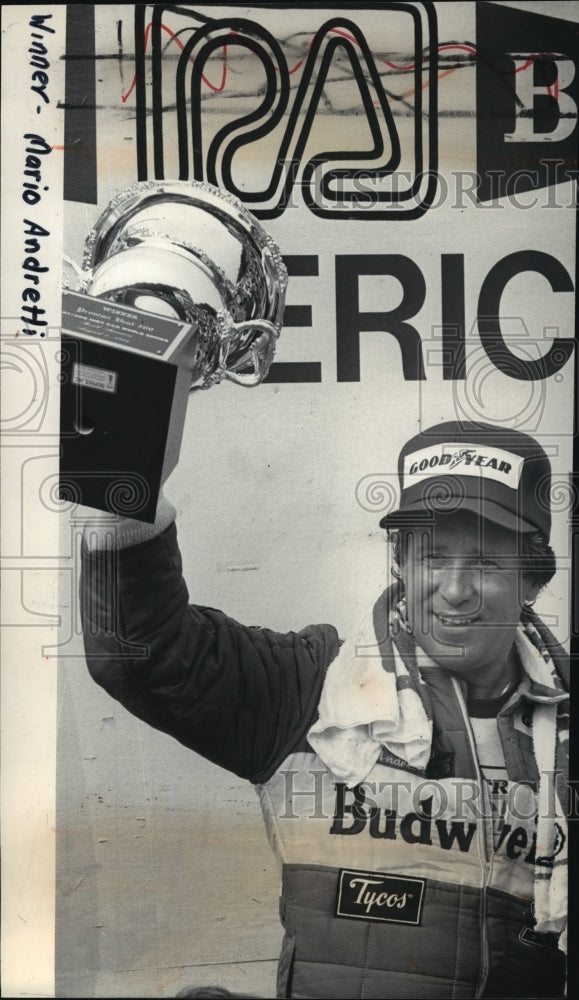 1984 Press Photo Car racing star, Mario Andretti, shows championship trophy- Historic Images