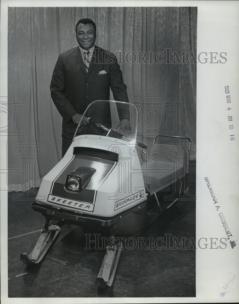 1969 Press Photo Green Bay Packer football&#39;s Lionel Aldridge with snowmobile- Historic Images