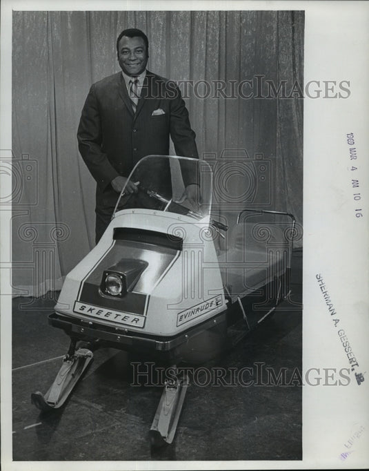 1969 Press Photo Green Bay Packer football's Lionel Aldridge with snowmobile- Historic Images