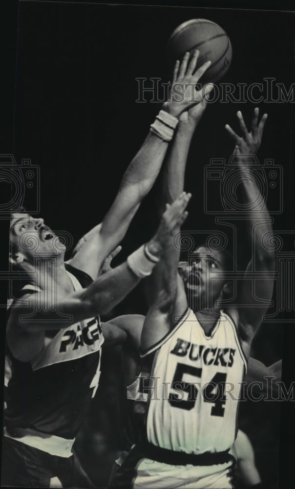 1985 Press Photo Indiana&#39;s Steve Stipanovich, Bucks&#39; Kenny Field battle for ball- Historic Images