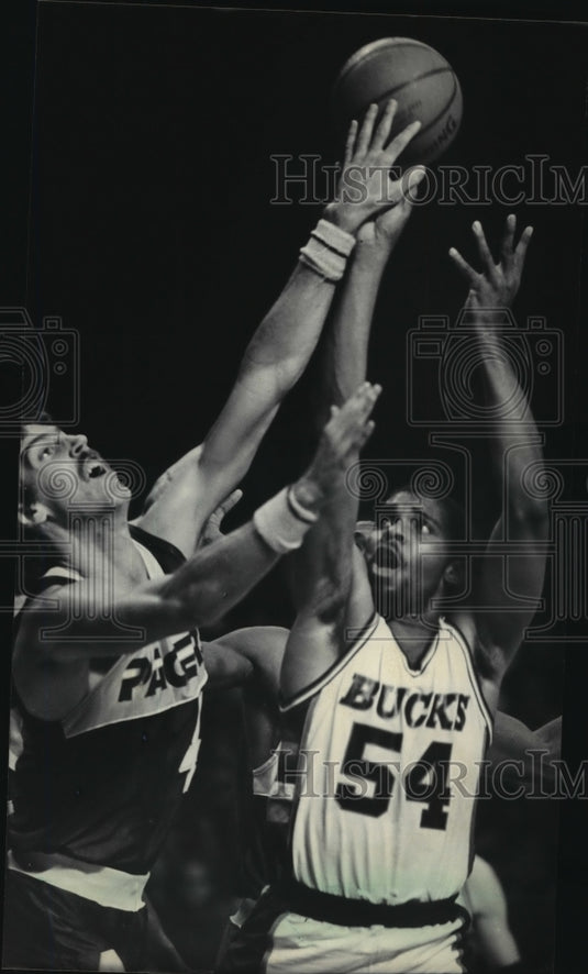 1985 Press Photo Indiana's Steve Stipanovich, Bucks' Kenny Field battle for ball- Historic Images
