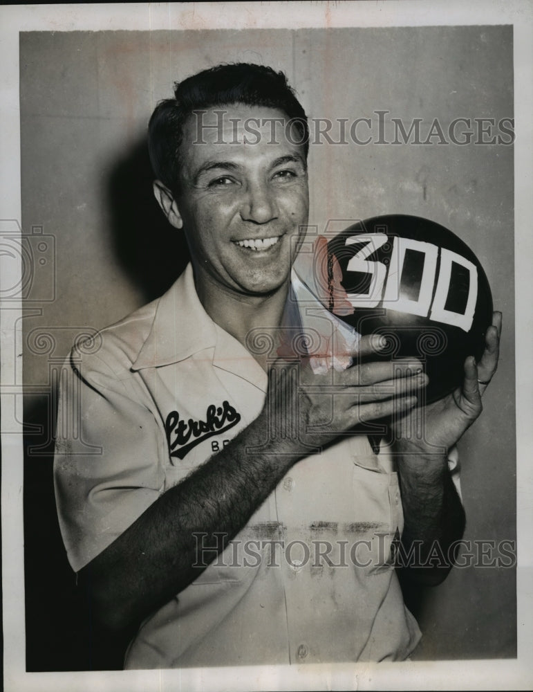 1950 Press Photo Bowler Buzz Fazio, bowls a 300 game in national match game- Historic Images