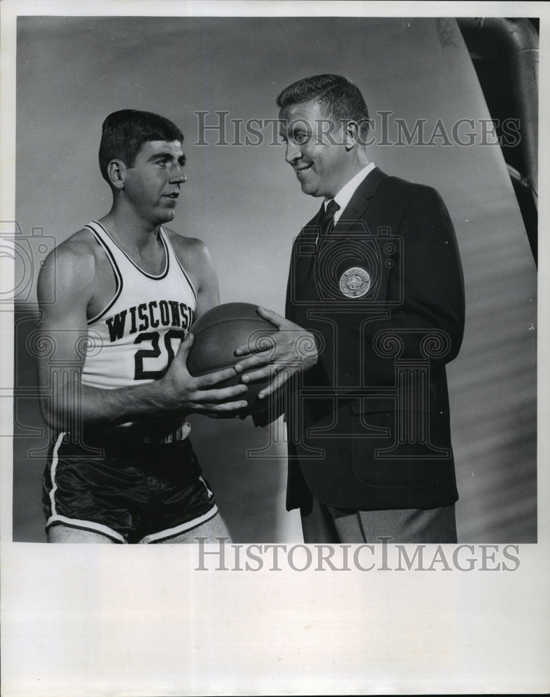 1967 Press Photo Mike Carlin and Coach John Erickson of the UW basketball team- Historic Images