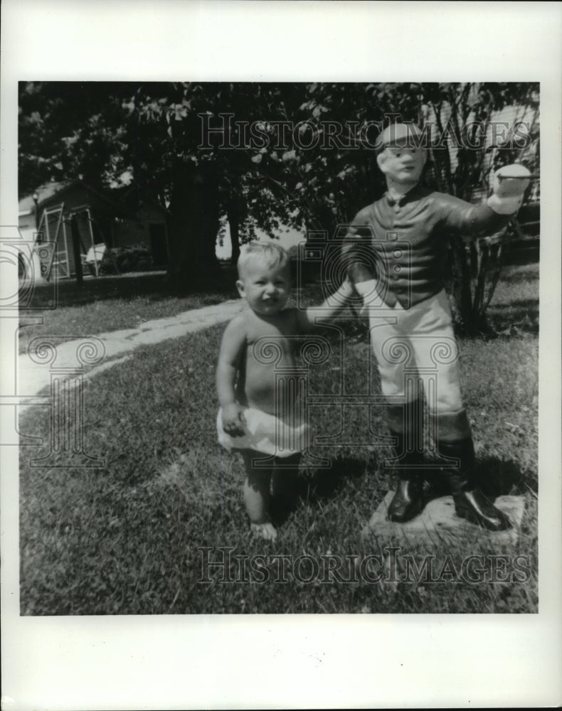 1978 Press Photo Jockey Steve Cauthen as a child poses with jockey statue- Historic Images