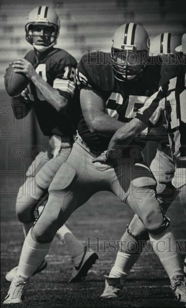 1985 Press Photo Green Bay Packers football QB #18 Scott Brunner in action- Historic Images