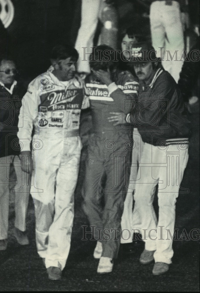 1985 Press Photo Car racing&#39;s Bobby Allison helps Neil Bonnett off the track- Historic Images