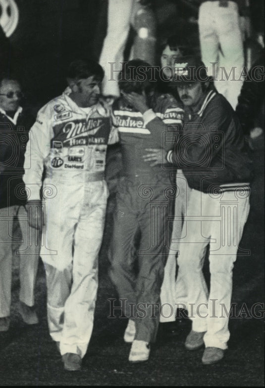 1985 Press Photo Car racing's Bobby Allison helps Neil Bonnett off the track- Historic Images