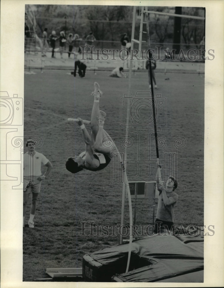 1984 Press Photo Pole Vaulter Todd Verbick at Brookfield Central sectional meet- Historic Images