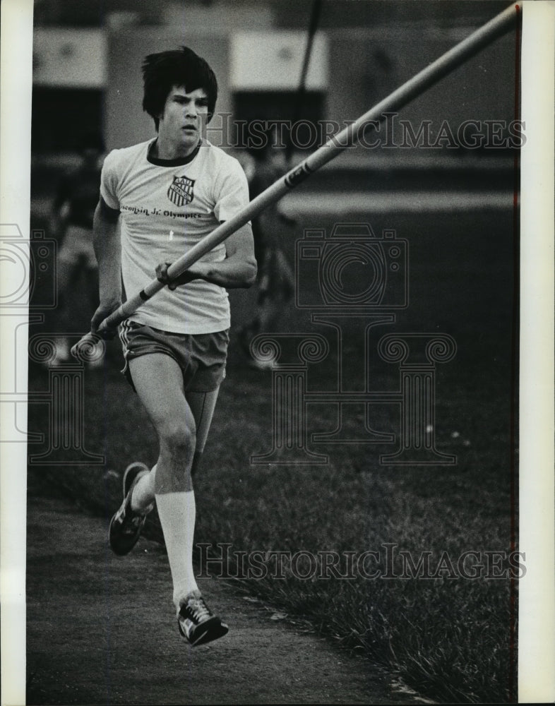 1982 Press Photo Milwaukee Pole Vaulter Todd Verbick in action - mjt02221- Historic Images