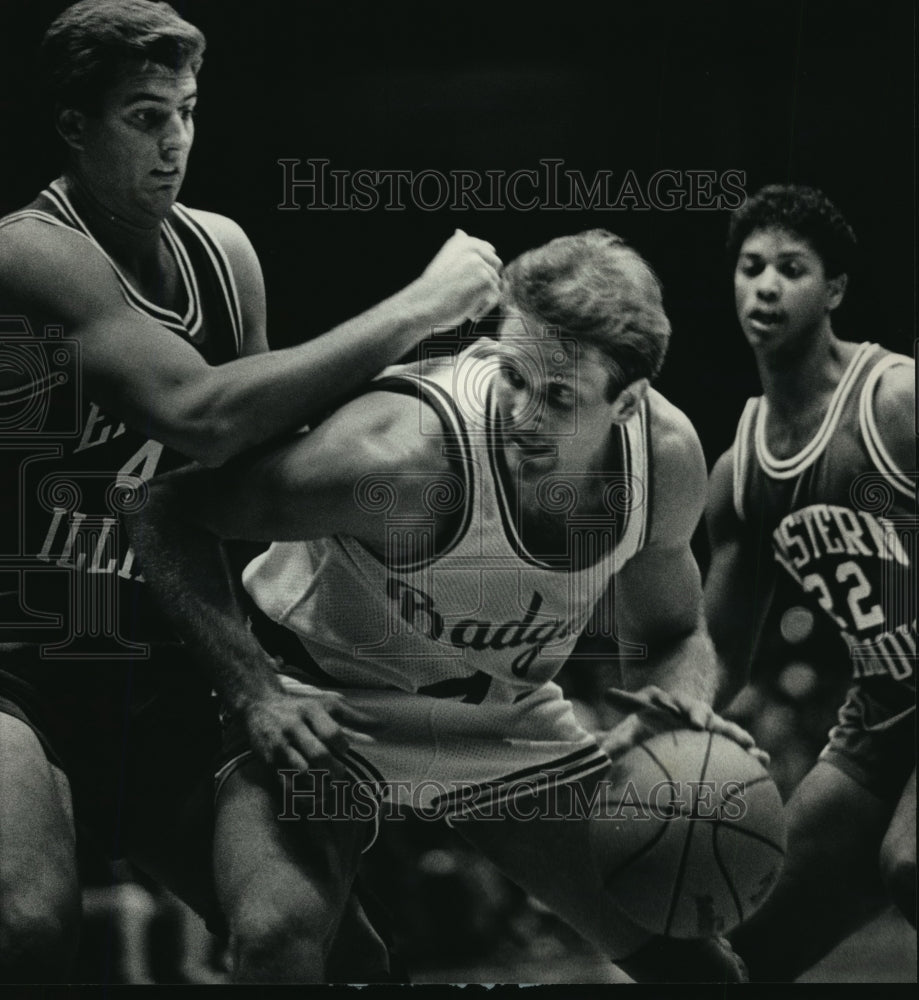 1986 Press Photo Wisconsin&#39;s J.J. Weber drives to the basket past opponents- Historic Images