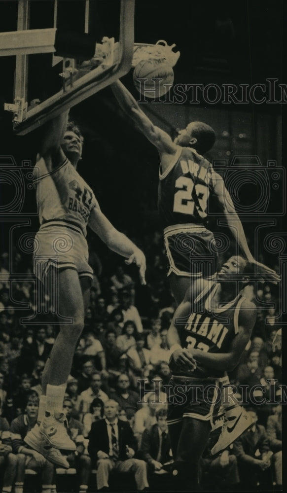 1985 Press Photo Basketball forward J.J. Weber stuffs a shot in 1st period- Historic Images