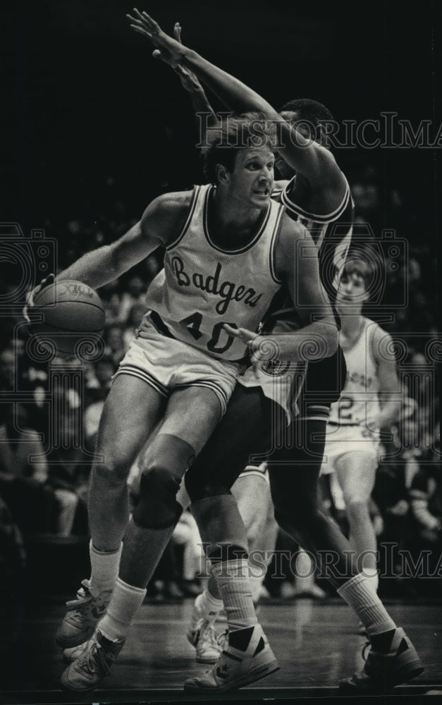 1987 Press Photo Wisconsin basketball&#39;s J.J. Weber drives past Lowell Hamilton- Historic Images