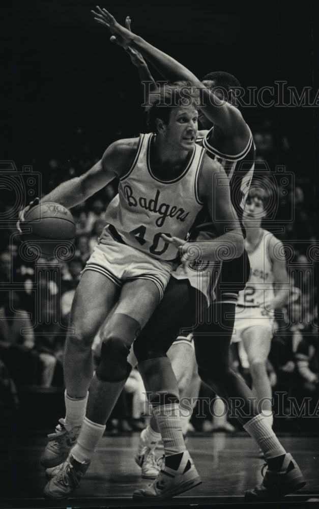 1987 Press Photo Wisconsin basketball's J.J. Weber drives past Lowell Hamilton- Historic Images