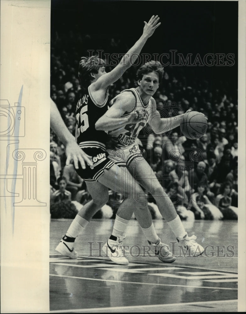 1985 Press Photo UW basketball player, J.J. Weber bypasses Iowa&#39;s Todd Berkenpas- Historic Images