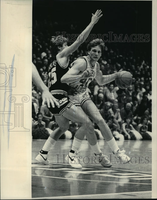 1985 Press Photo UW basketball player, J.J. Weber bypasses Iowa's Todd Berkenpas- Historic Images