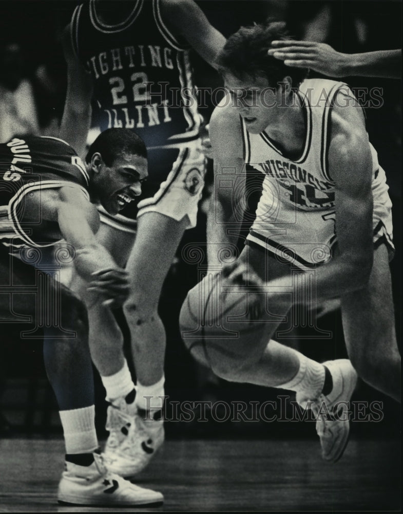 1985 Press Photo Wisconsin basketball&#39;s J.J. Weber dribbles past Illini players- Historic Images