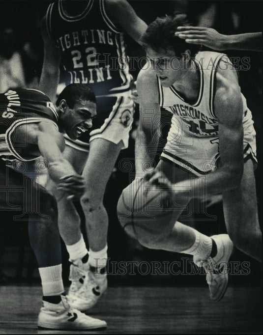 1985 Press Photo Wisconsin basketball's J.J. Weber dribbles past Illini players- Historic Images