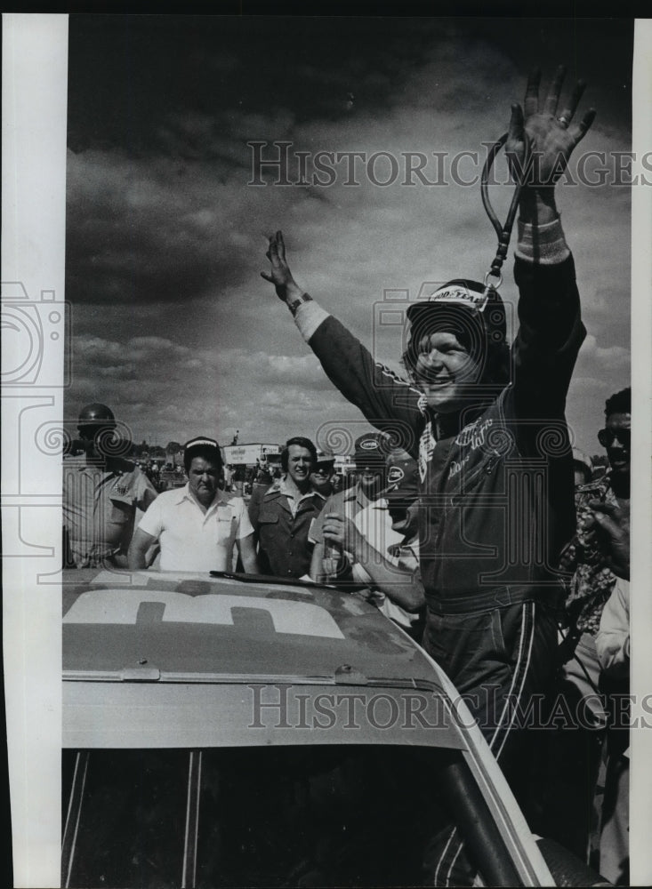 1979 Press Photo Race car driver, Dave Watson, waves to crowd from his car- Historic Images