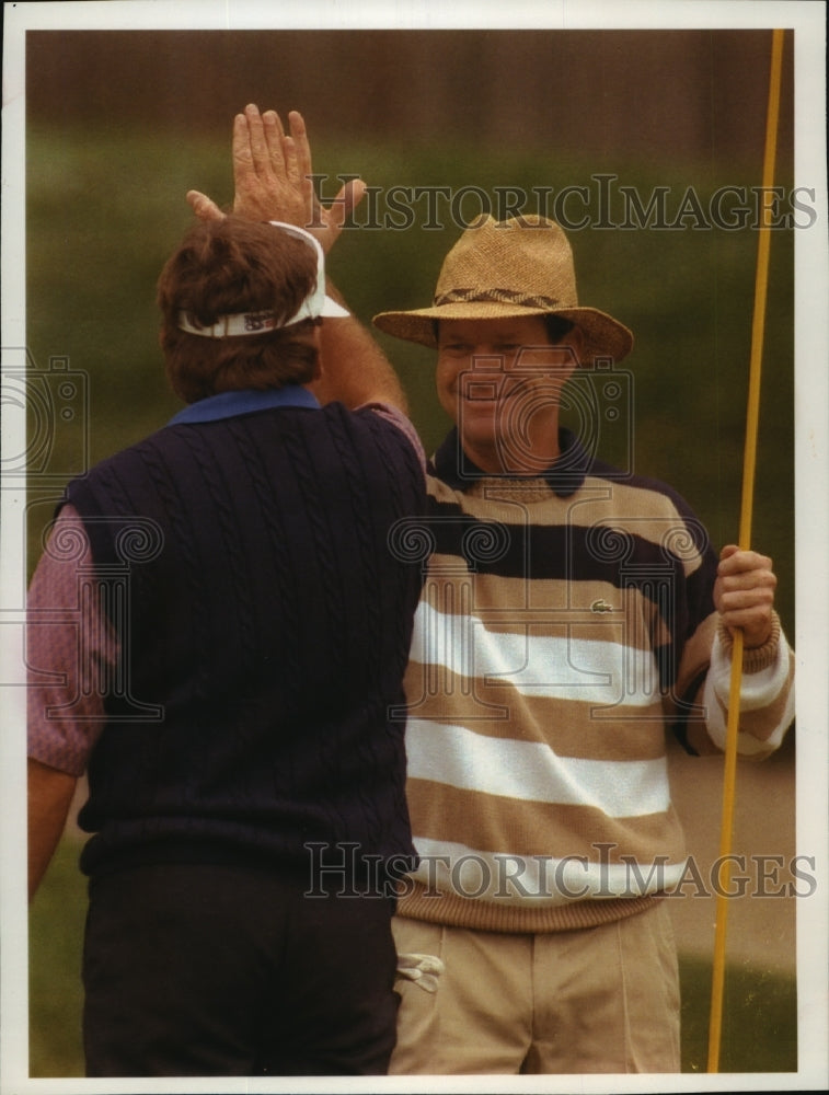 1992 Press Photo Golfer Tom Watson slaps a high-5 with Lanny Wadkins at US Open- Historic Images