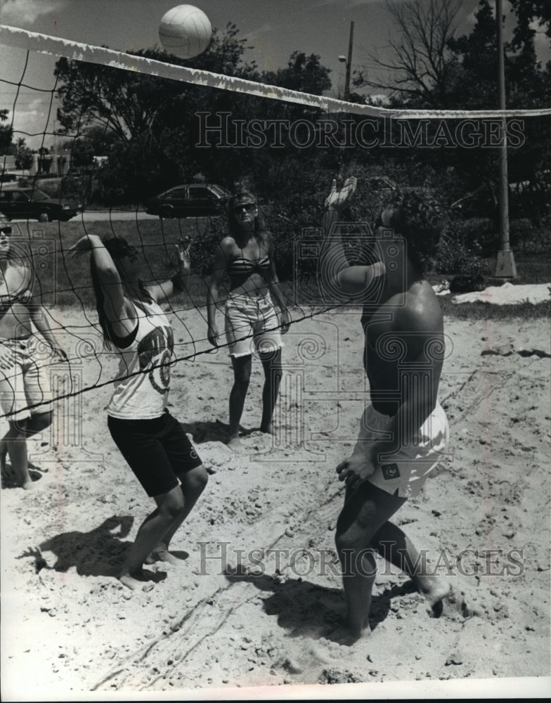 1990 Press Photo Karl Zarse enjoys a game of beach volleyball with friends- Historic Images