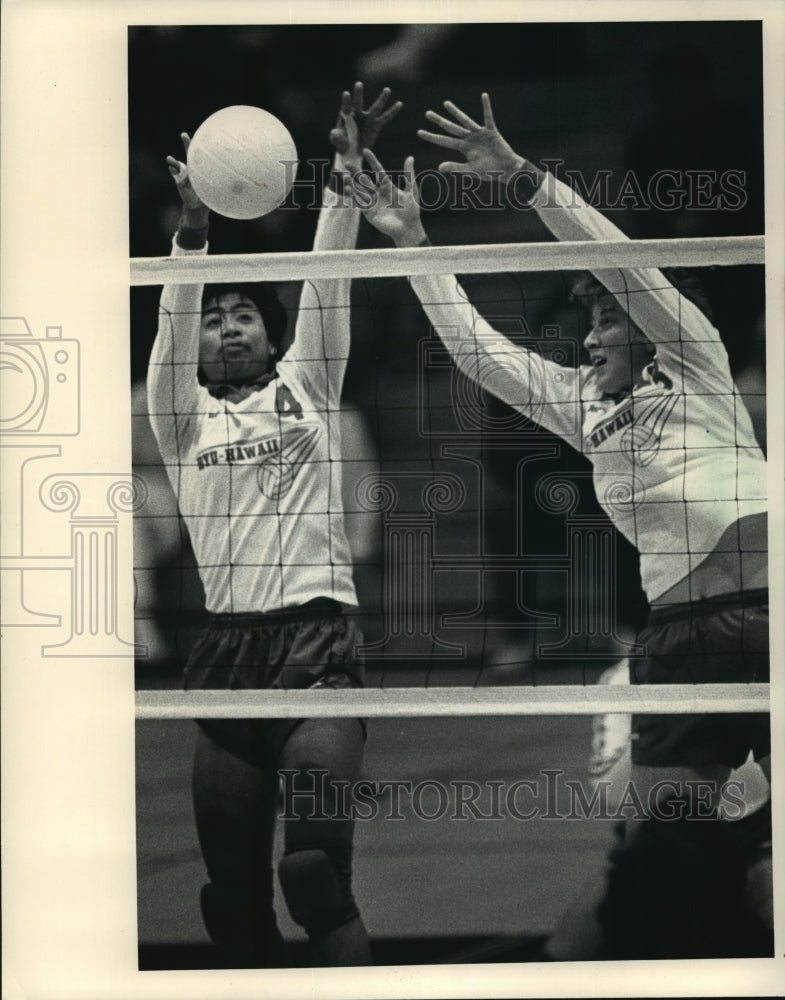 1987 Press Photo Volleyball&#39;s Pamie Nihipli and Jackie Beecroft goes for a block- Historic Images