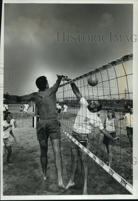 1990 Press Photo Two teams battle during a charity volleyball tournament- Historic Images