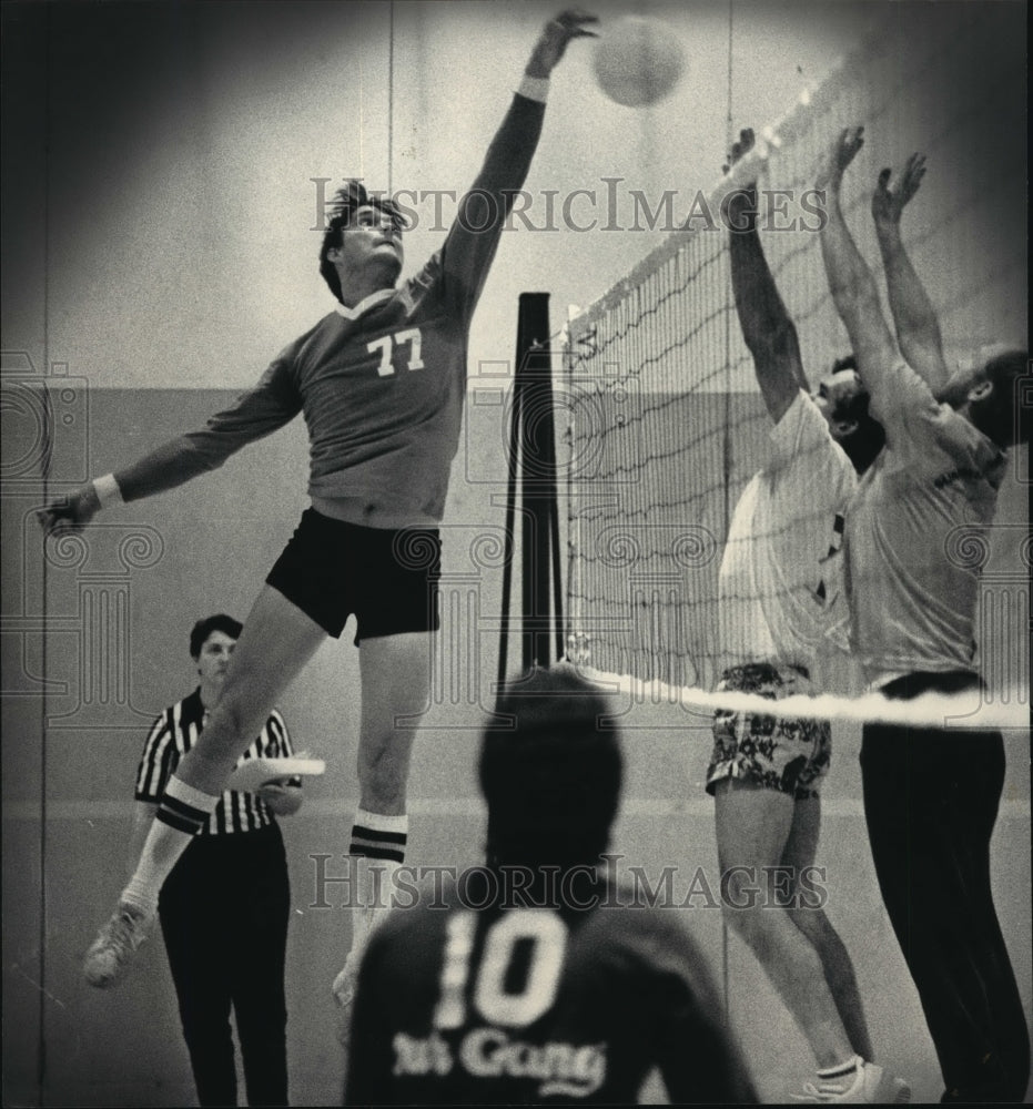 1984 Press Photo Volleyball Player Bob Willie Makes A Point During A Match- Historic Images