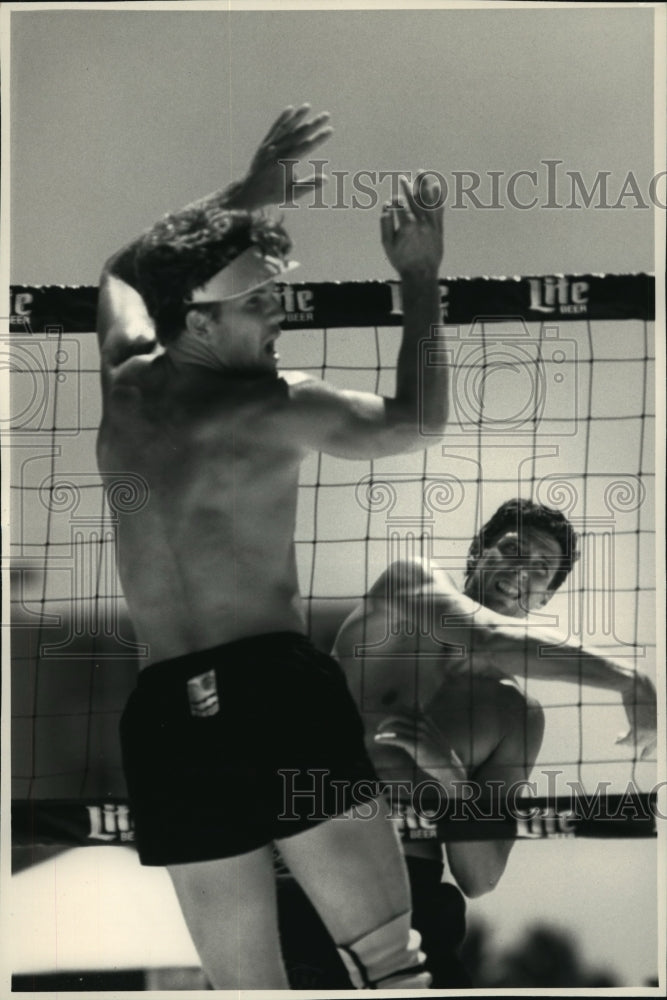 1988 Press Photo Professional Beach Volleyball Players Mike Dodd, Randy Stoklos- Historic Images