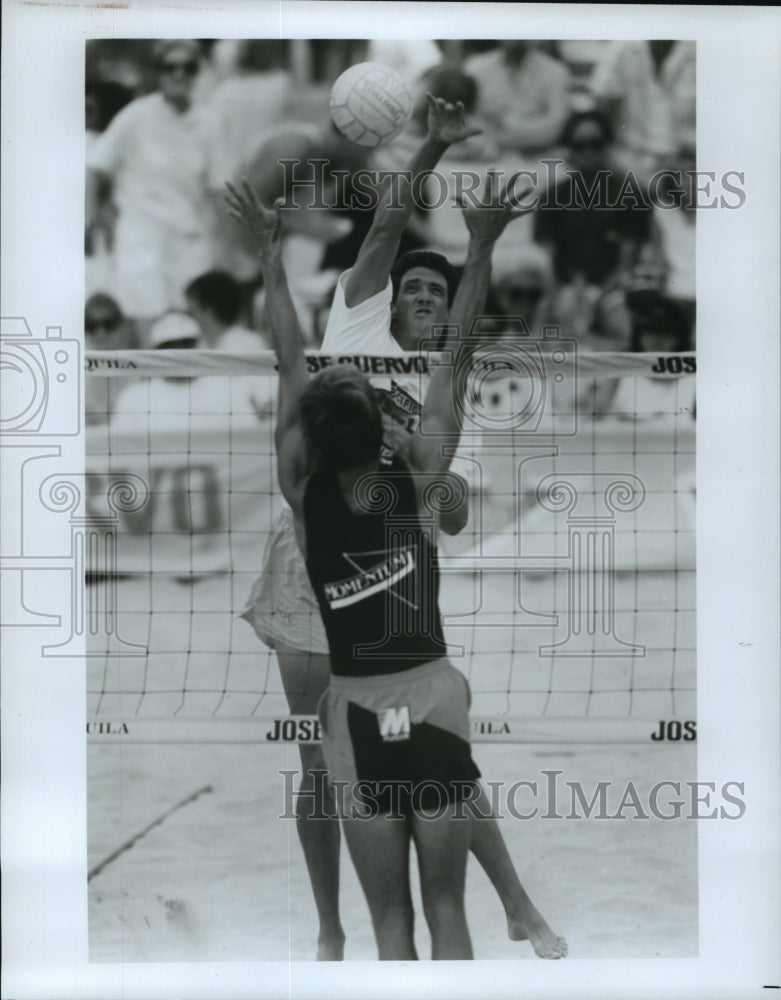 1990 Press Photo Two Players Meet Above Net In Professional Beach Volleyball- Historic Images