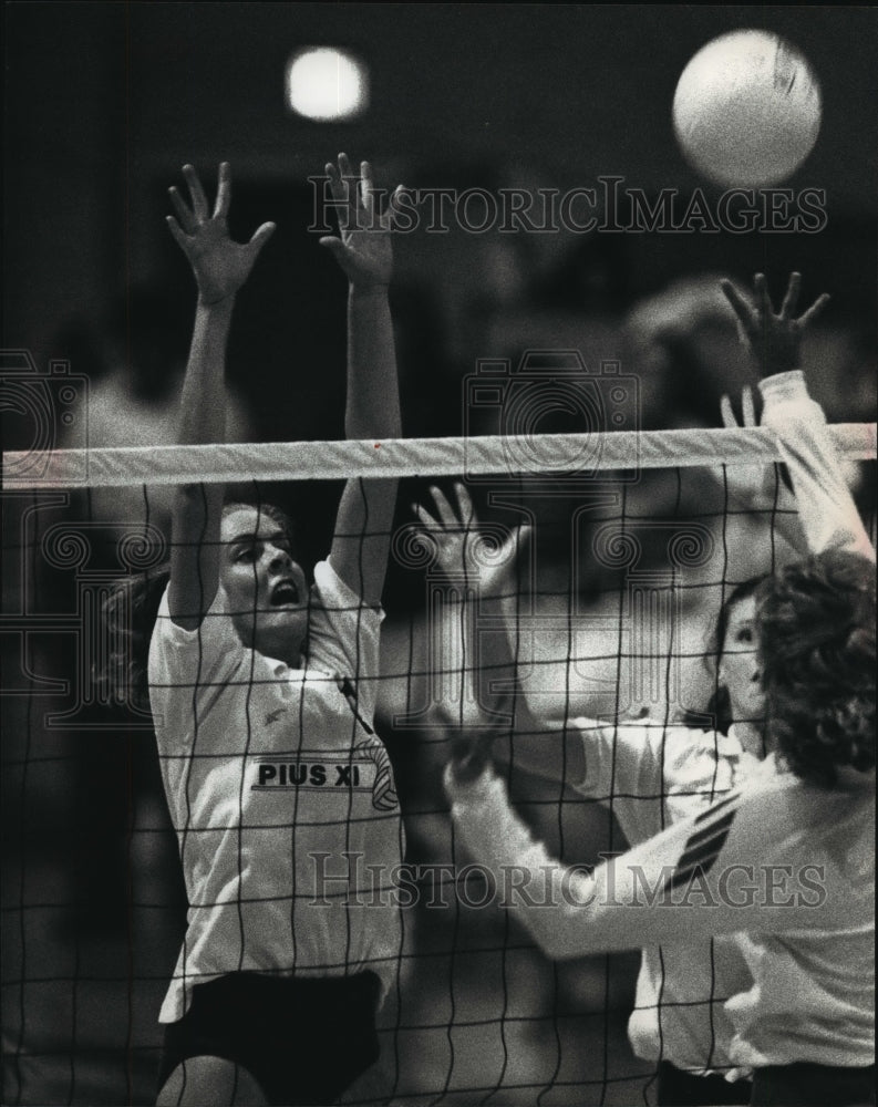 1991 Press Photo Milwaukee Pius XI High School Volleyball Player Carrie Busch- Historic Images