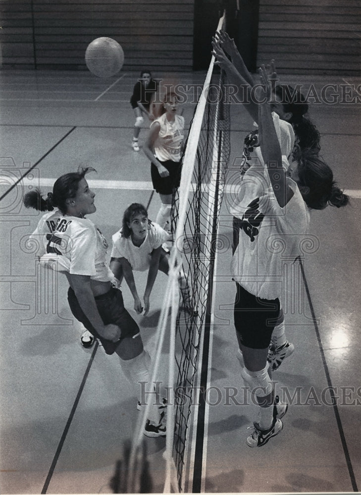 1994 Press Photo West Bend East High School Girl&#39;s Volleyball Team Practicing- Historic Images