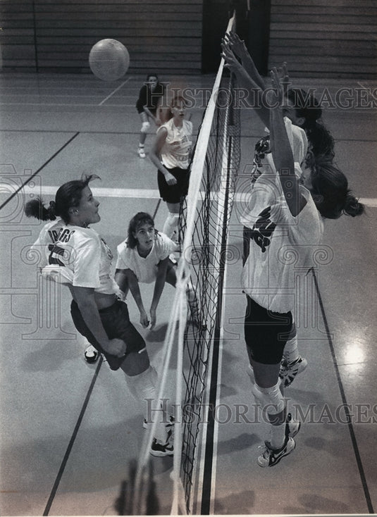 1994 Press Photo West Bend East High School Girl's Volleyball Team Practicing- Historic Images