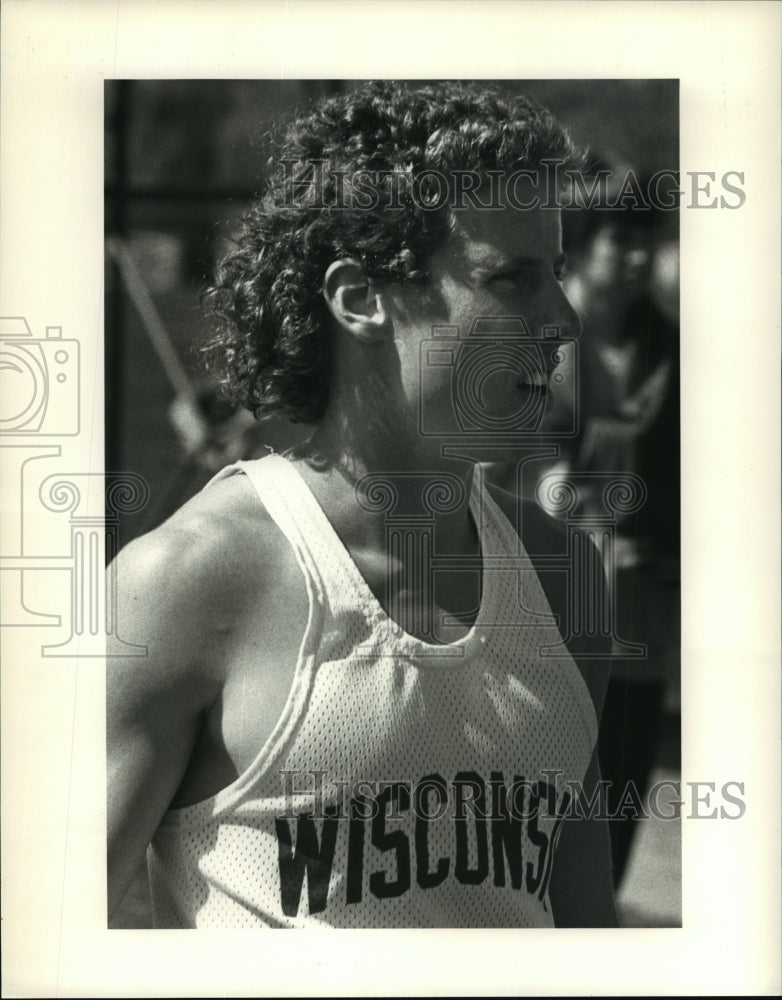 1984 Press Photo Wisconsin Track Runner Don Volkey After The 800-Meter Run- Historic Images