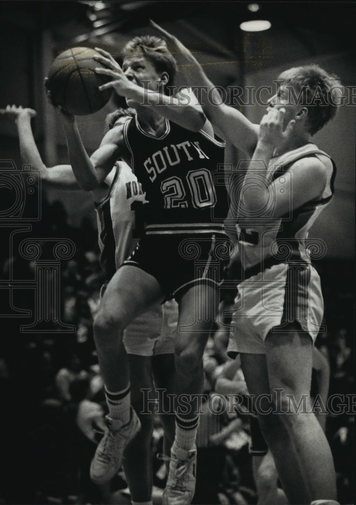 1990 Press Photo Blackshirts basketball player Craig Aamot goes for a layup- Historic Images