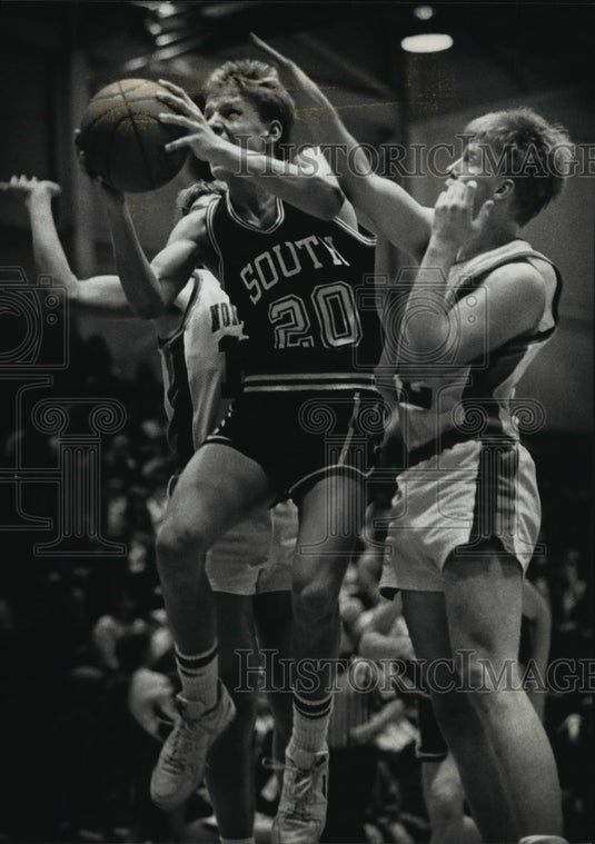 1990 Press Photo Blackshirts basketball player Craig Aamot goes for a layup- Historic Images