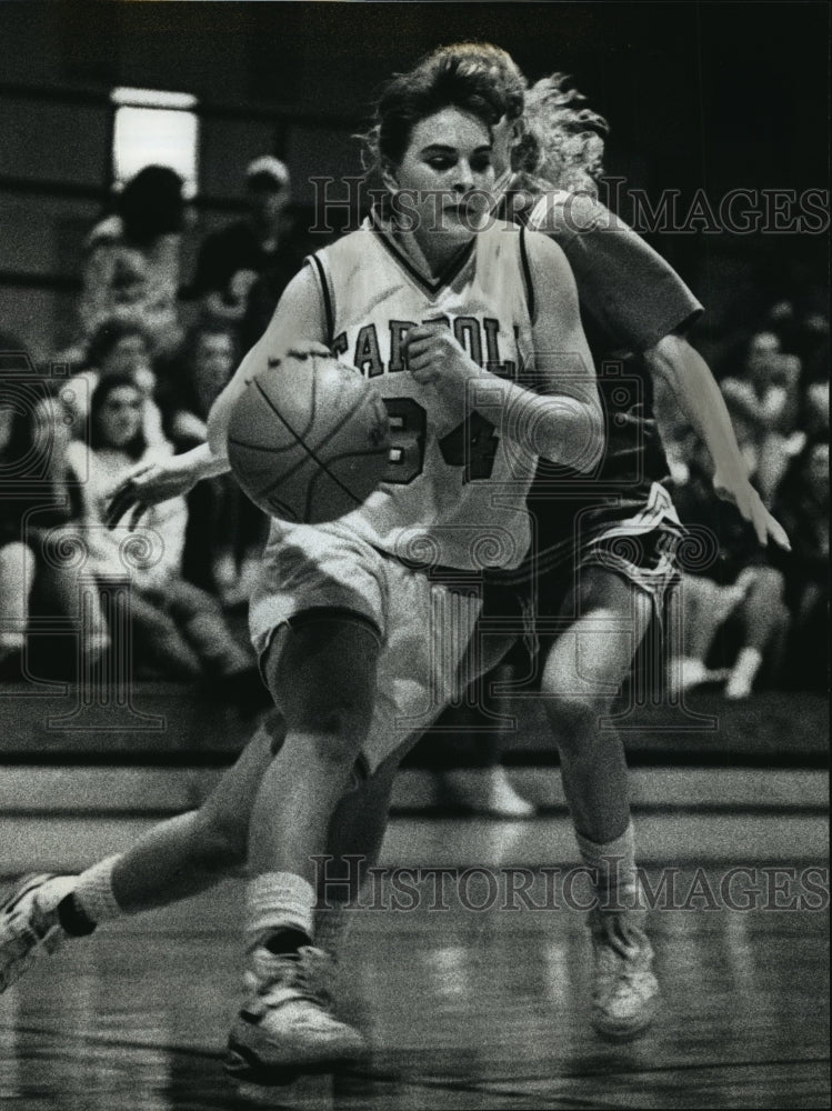 1993 Press Photo Carroll&#39;s Jodi Schmidt in college basketball action during game- Historic Images