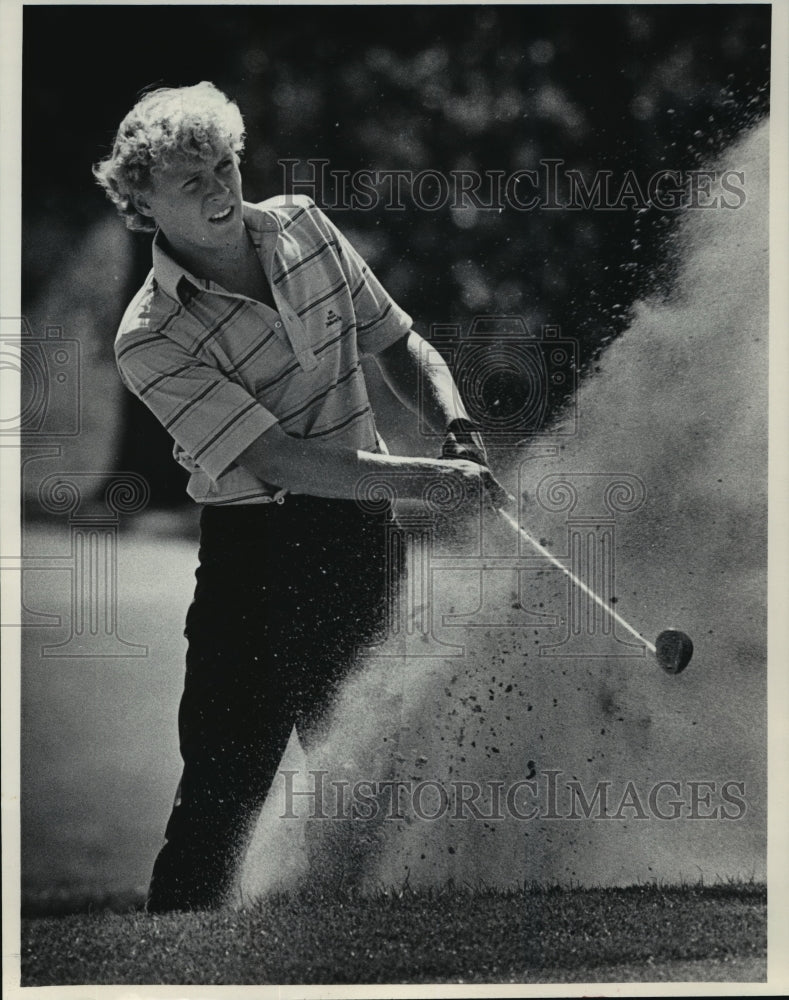 1985 Press Photo Wisconsin Golfer Jeff Bisbee Of Stevens Point Gets Out Of Trap- Historic Images