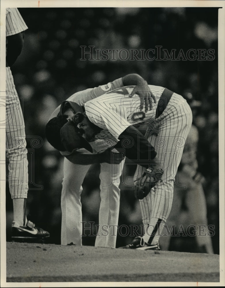 1987 Press Photo Brewers baseball&#39;s Mike Birkbeck checked by trainer John Adam- Historic Images