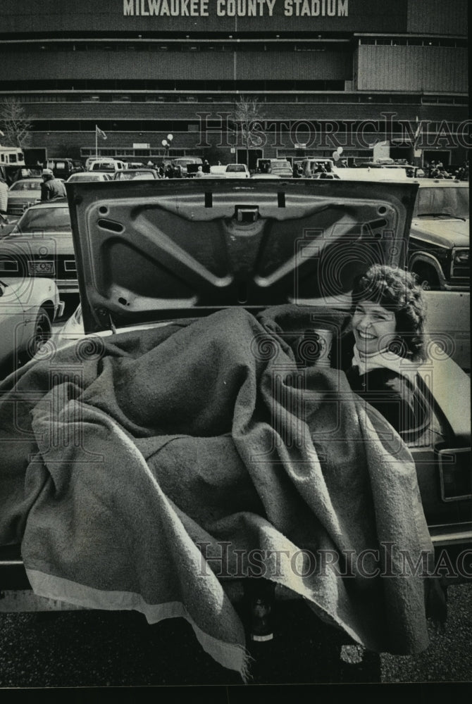 1985 Press Photo Sandy Katheiser waits for Milwaukee Brewers Opening Day- Historic Images