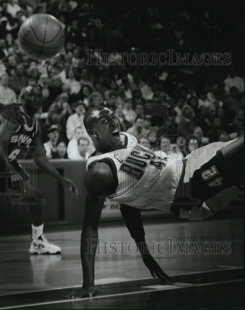 1995 Press Photo Bucks basketball player Vin Baker falls down during a game- Historic Images