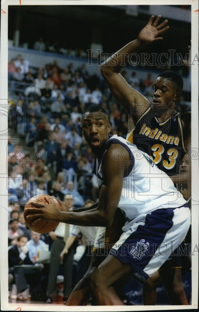 1994 Press Photo Bucks basketball&#39;s Vin Baker keeps ball away from Antonio Davis- Historic Images