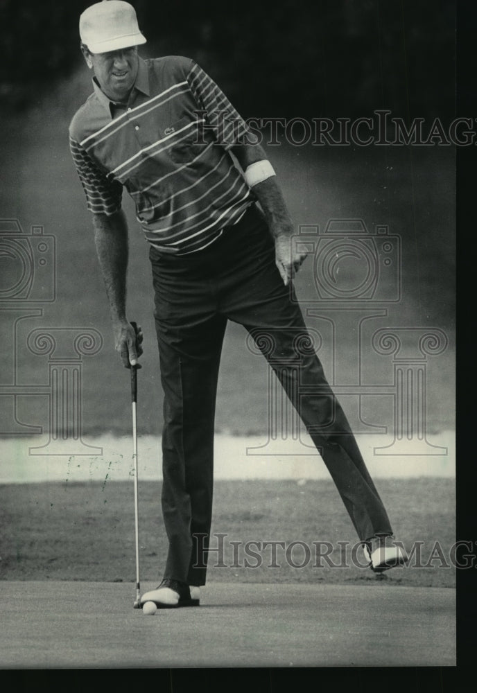 1985 Press Photo Golfer George Archer lined up a putt at Oakwood - mjt02499- Historic Images