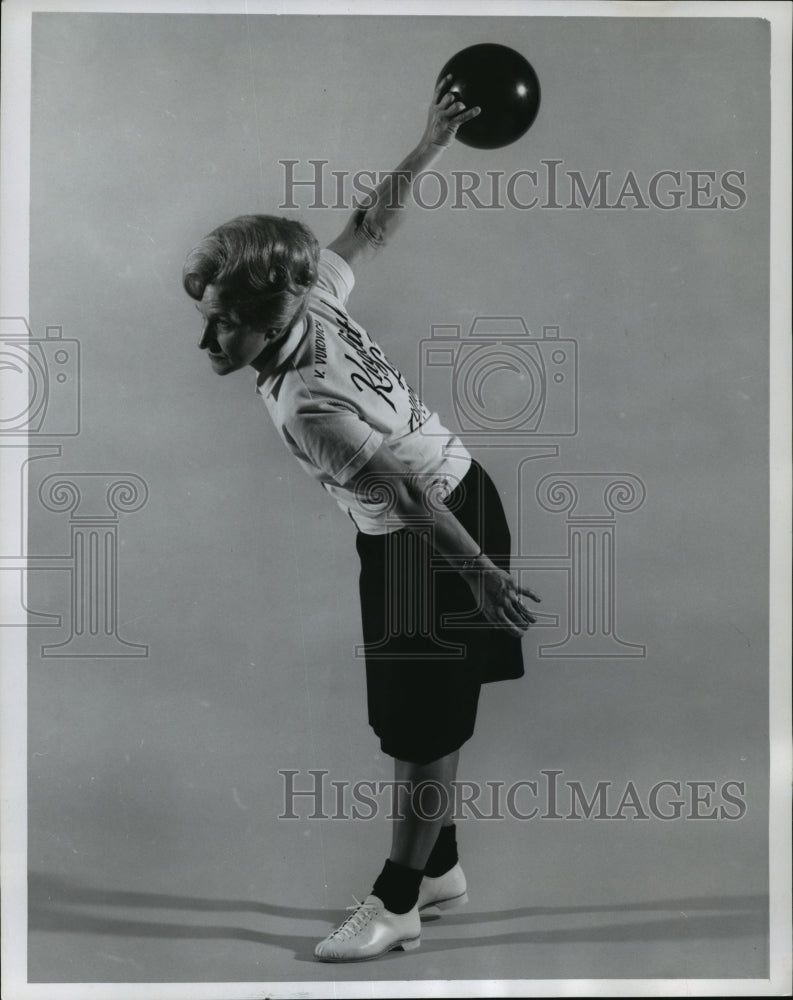 1965 Press Photo Professional bowler Vicki Vukovich poses with ball- Historic Images