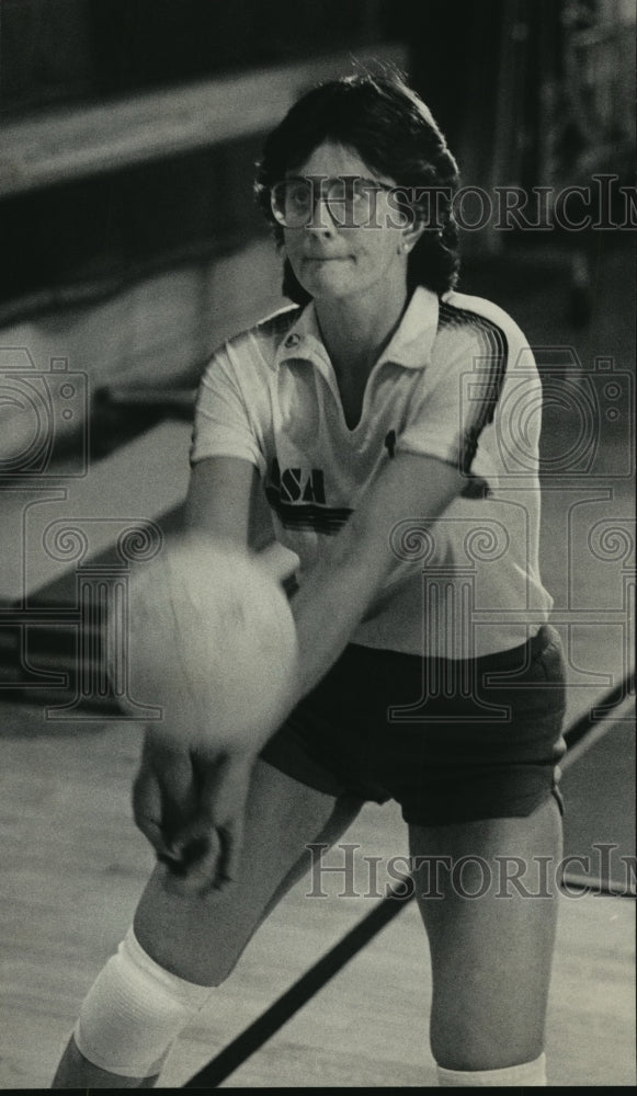 1985 Press Photo Volleyball player Pamela Walker practices for the Summer Games- Historic Images