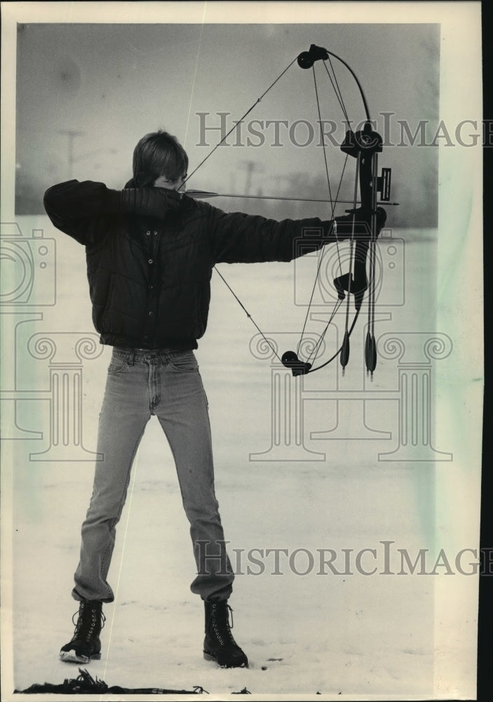 1984 Press Photo Rich Czerwinski worked on his archery form at Warnimont Park- Historic Images