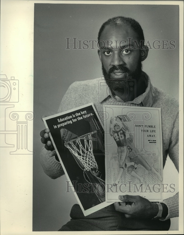 1983 Press Photo Robert Byrd, ex-Marquette basketball player, with posters- Historic Images