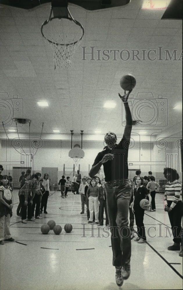 1990 Press Photo Marquette basketball player Robert Byrd demonstrates shooting- Historic Images