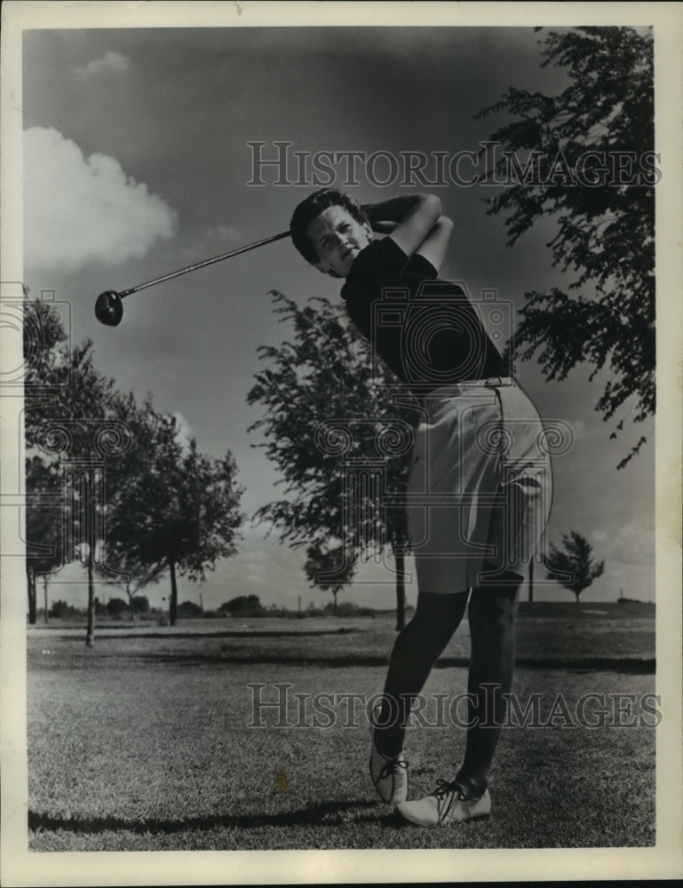 1962 Press Photo Pro golfer Kathrynne Whitworth shows her form - mjt02552- Historic Images