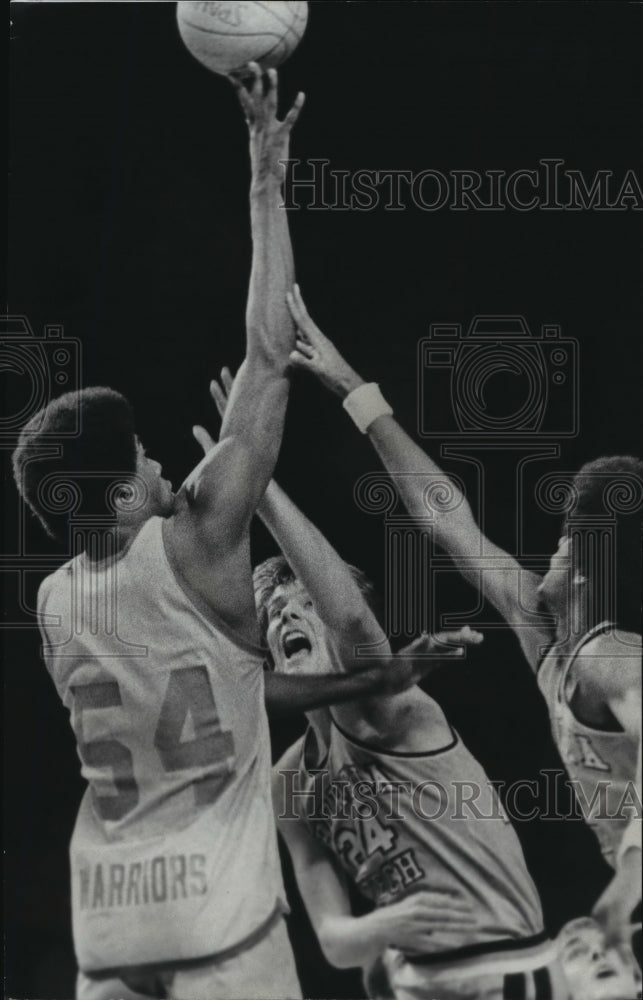 1977 Press Photo Basketball player Jerome Whitehead got off a shot over Jim Wood- Historic Images